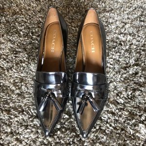 MOVING MUST GO Coach pumps